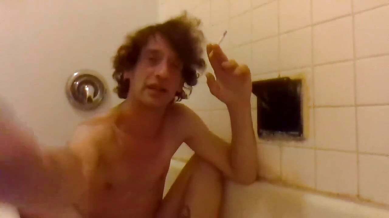 Buttnaked dezbrăcată; Pișându-se în gura mea și pe fața mea, țâțe și cur