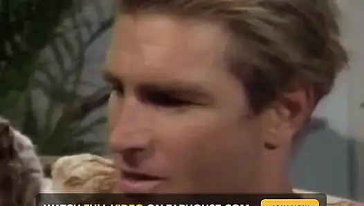 Pria sange ini crot di wajah cewek cantik rambut cokelat setelah ngentot memek berbulunya habis-habisan