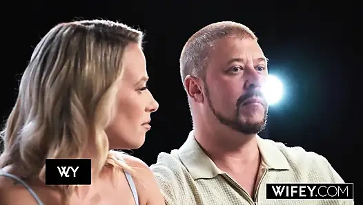 Wifey, schwanzhungrige blonde hotwife sadie rose wird vor ehemann vollgespritzt