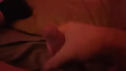 Kanepede uzanıp küçük yarağımla oynuyorum