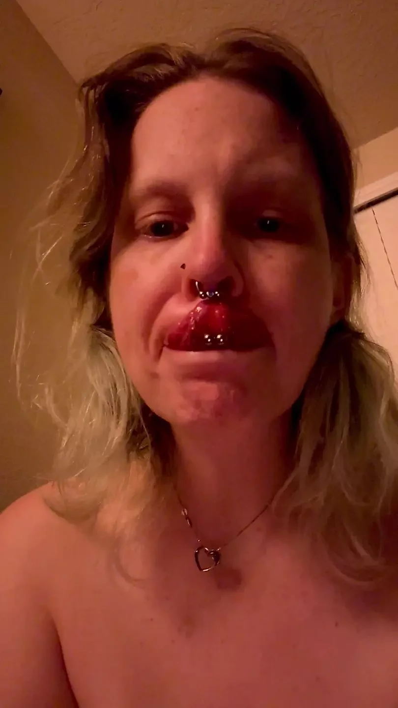 用我那穿孔的长舌头戏弄你们