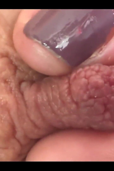 Ακραίο κοντινό πλάνο στο παιχνίδι με τις ρώγες μου