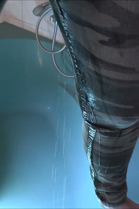 dính đầy quần jeans
