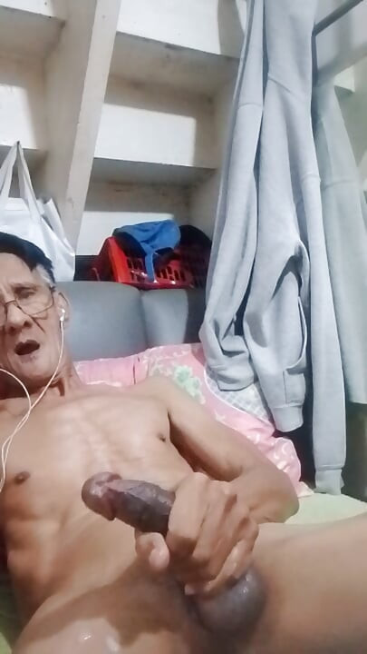Само за любимата ми съпруга се мастурбирам
