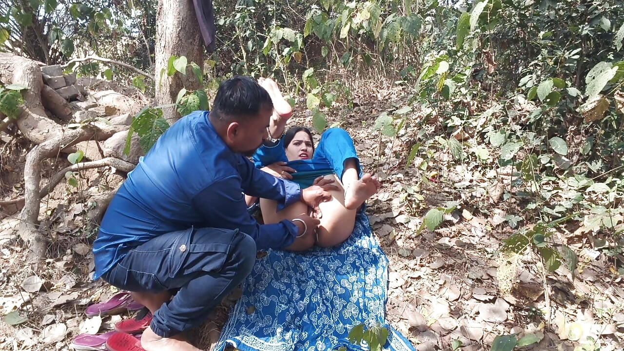 Indiana do interior Vídeo de sexo, menina indiana peituda pressiona por seu meio-irmão na vila ao ar livre