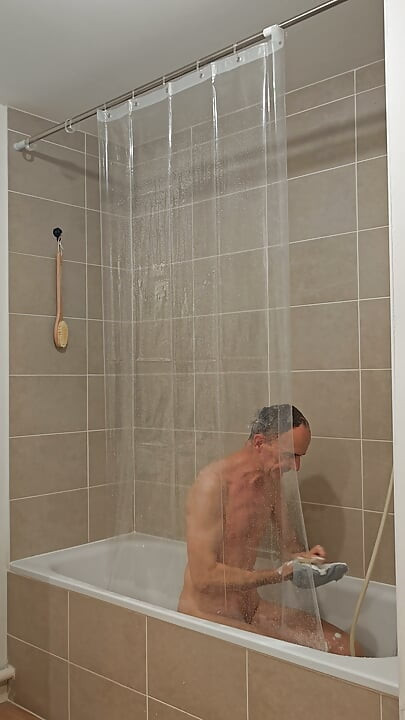 Banyodasın. Bak etrafında ne görüyorsun.
