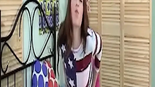 Cewek sange rambut cokelat ini lagi asik fingering memek bebasnya sampai lubangnya menganga lebar