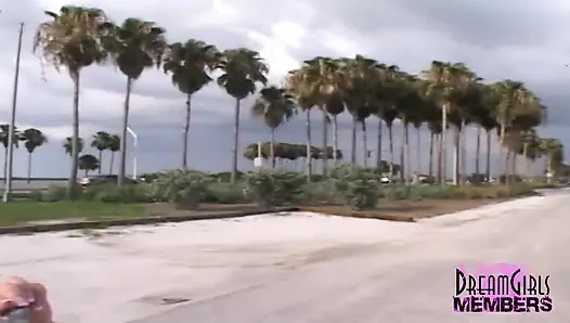 Три красотки играют обнаженной на публичном пляже