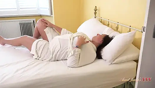 Auntjudysxxx - 48 yaşındaki büyük memeli olgun kızıl saçlı orta yaşlı seksi üvey anne Ruby Catrall üvey oğlunu sikiyor