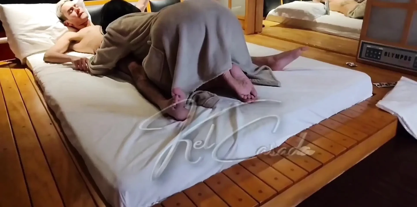 我带我的丈夫和一个男人去汽车旅馆, 和他们两个人都做爱.