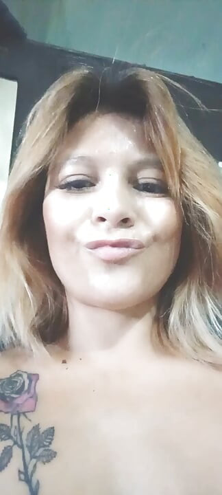Plavuša pokazuje svoju pičku