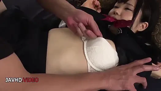 Nozomi momokis stern-blowjob führt zu einer intensiven hardcore-ficksession mit ihrem lehrer