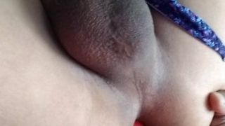 Sexy travesti quente pré-esperma e plug anal