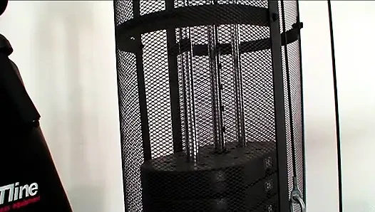 Genç Kızlar Spor Salonu Tutkusunda Yaşlı Biniyor