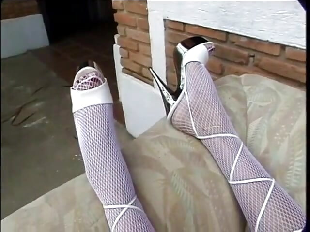 Hung Spanish shemale fucks a dude outdoors