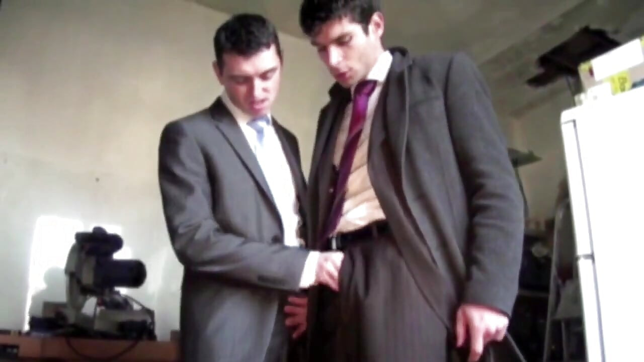 מסחרי בחליפה ועגל בעבודה