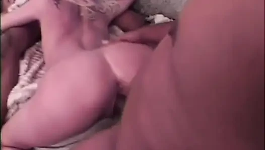 Genç sarışın iki canavar siyah yarakla sikiliyor ve götüne ve ağzına boşalıyor
