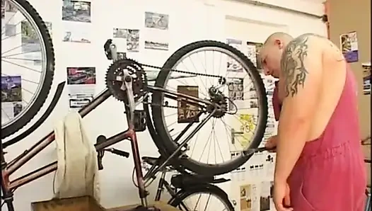 Milf mungil ngentot memek berbulu besar