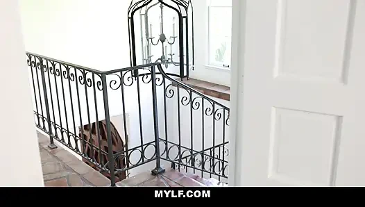 Hengst fickt seine sexy stiefmutter