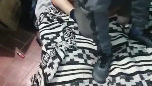 Mädchen mit Montano Kleid mit der Matratze auf dem Boden