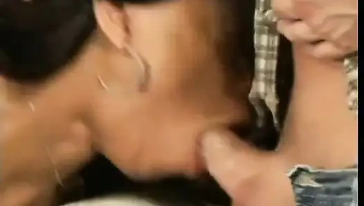 White oturma odasında sulu zenci amcığını yiyor