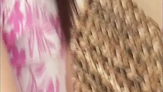 Brünette amateurin zieht sich rosa kleid aus und posiert nackt