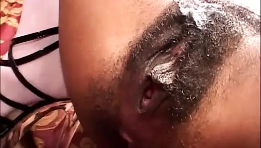 В черную волосатую киску трахают мастурбацией дилдо (Полное оригинальное видео.)