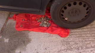 Esmagando o vestido vermelho 4 sob os pneus do carro