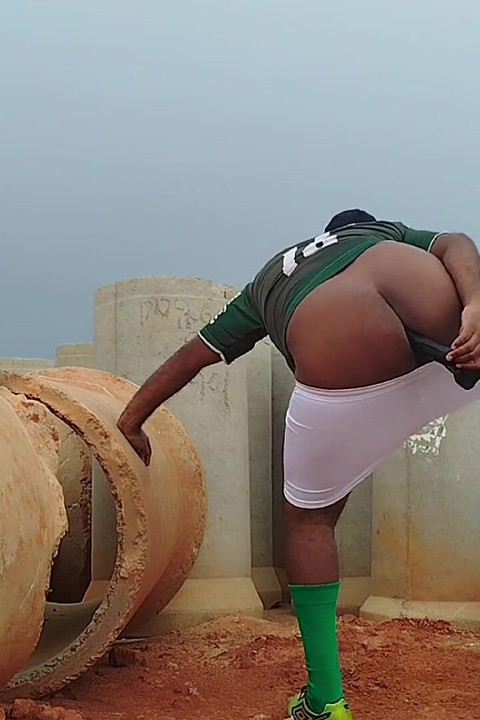 比赛结束回来时满身大汗, 我很兴奋, 忍不住射了