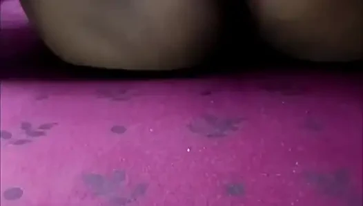 Hintli kadın kocasıyla sikişiyor