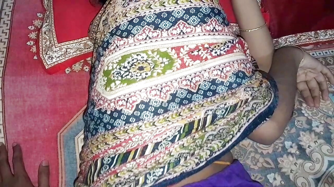隣の部屋で目を覚まして彼女とセックスした。彼女はセックスされた後、とても幸せそうだった