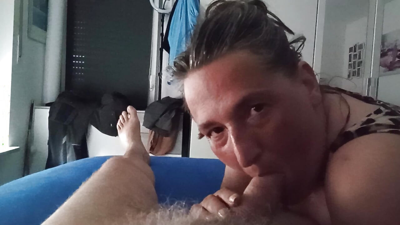 Gerçek Alman MILF yaşlı sevgilisini boğazına derin bir şekilde götürür