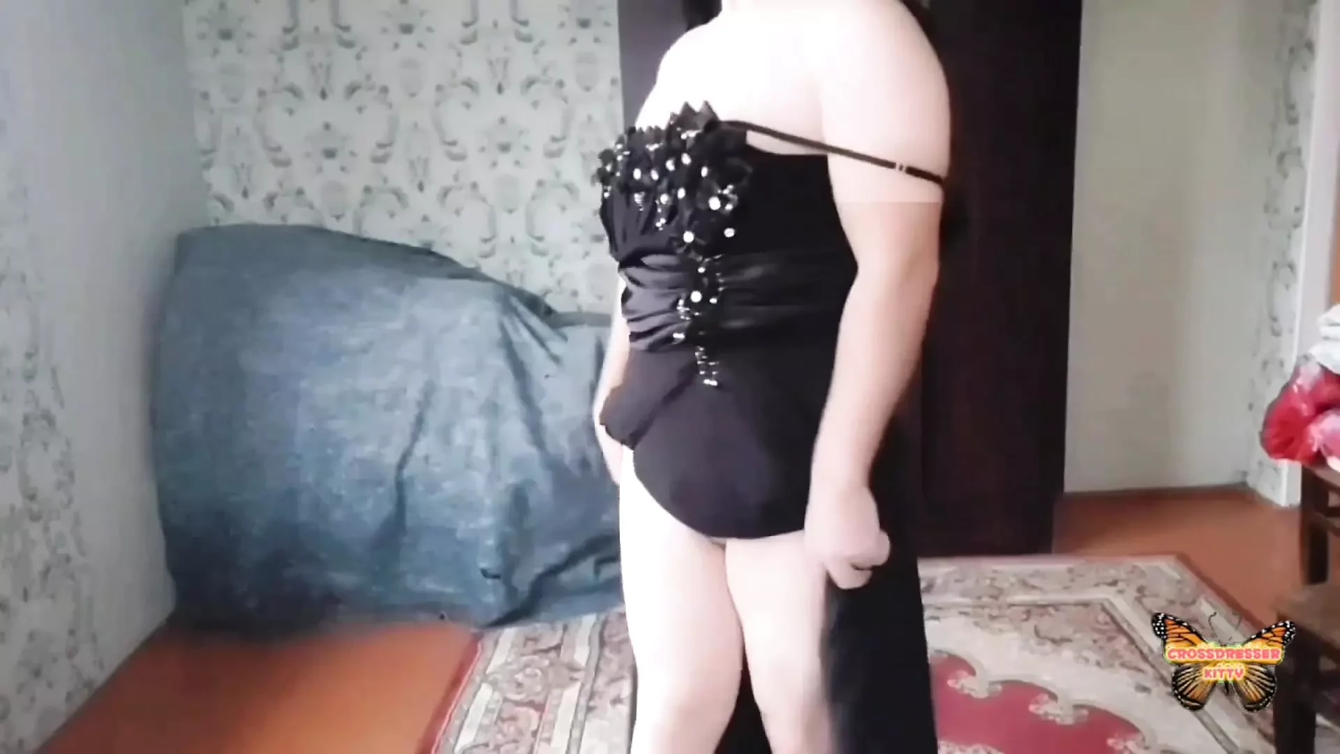 Lekfull femboy som visar morgonrutin i sovrumsspegeln