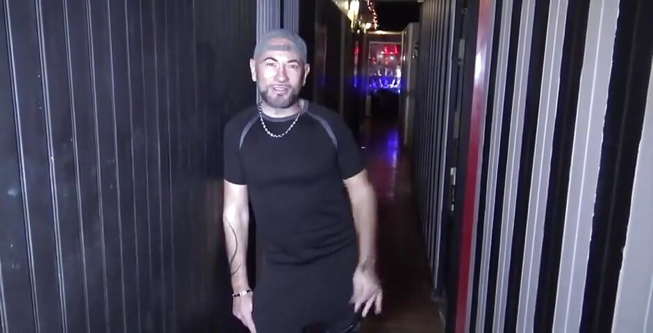 Muie în gaura din zid - gloryhole