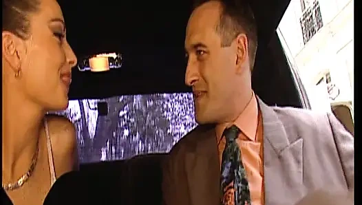 Büyük memeli esmer Alman ateşli anne ev hanımı alıyor