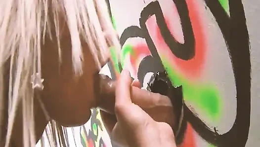 Трах в местах, сцена-2_Blonde с большой задницей в нижнем белье наслаждается сексом в общественном туалете