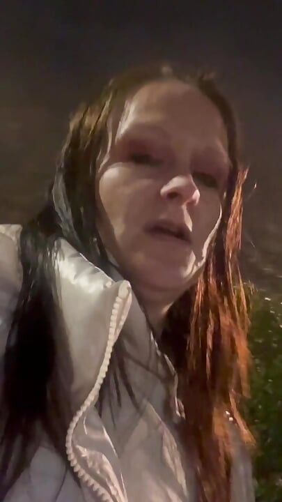 Asistente de cuidado se corre en baño público en descanso