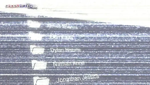 Татуированная крошка мастурбирует в видео от первого лица