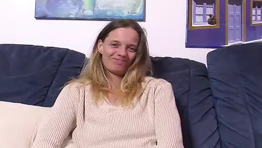 Süße deutsche blondine wichst ihre möse vor der kamera