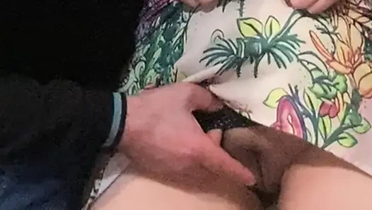 Странный извращеец трахнул пальцами милфу в метро