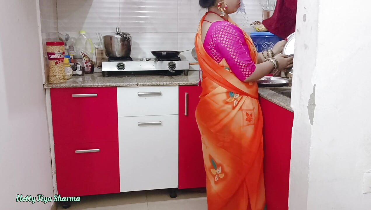 Desi bhabhi kitchen meBartan Dho rahi thi tabhi devar ne piche se bhabhi ki le li