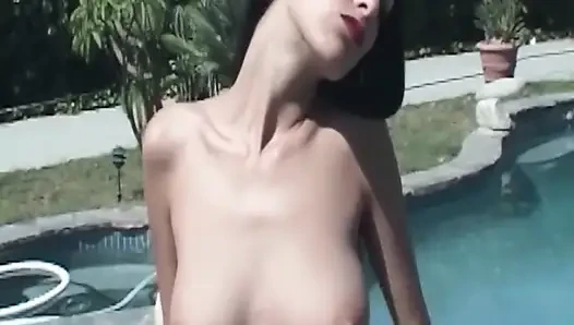 Vollbusige brünette MILf nimmt schwanz tief am pool im freien
