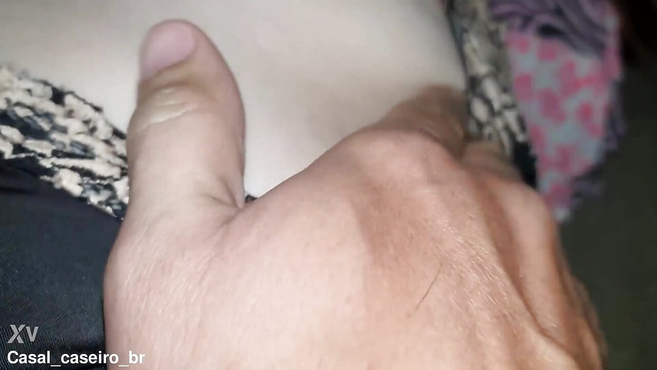 زوجة شقية تحب خلع سراويلها الداخلية لممارسة الجنس.