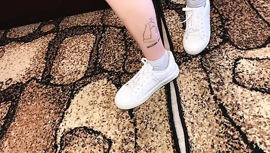 Fußfetisch Turnschuhe Socke und nackte Füße / sfw