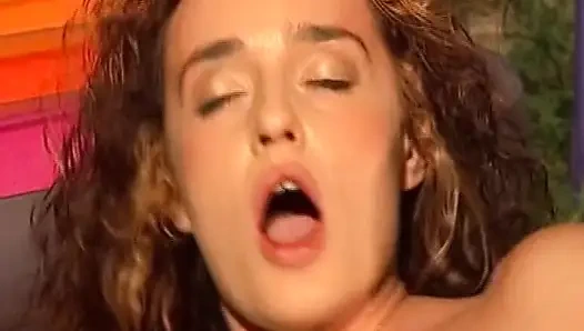 Грудастая немецкая крошка наклоняется и трахается в тугую киску