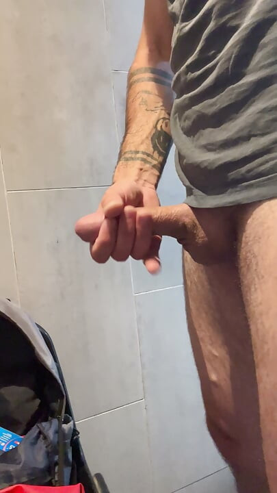 Honění po sprše na odpočívadle pro kamiony