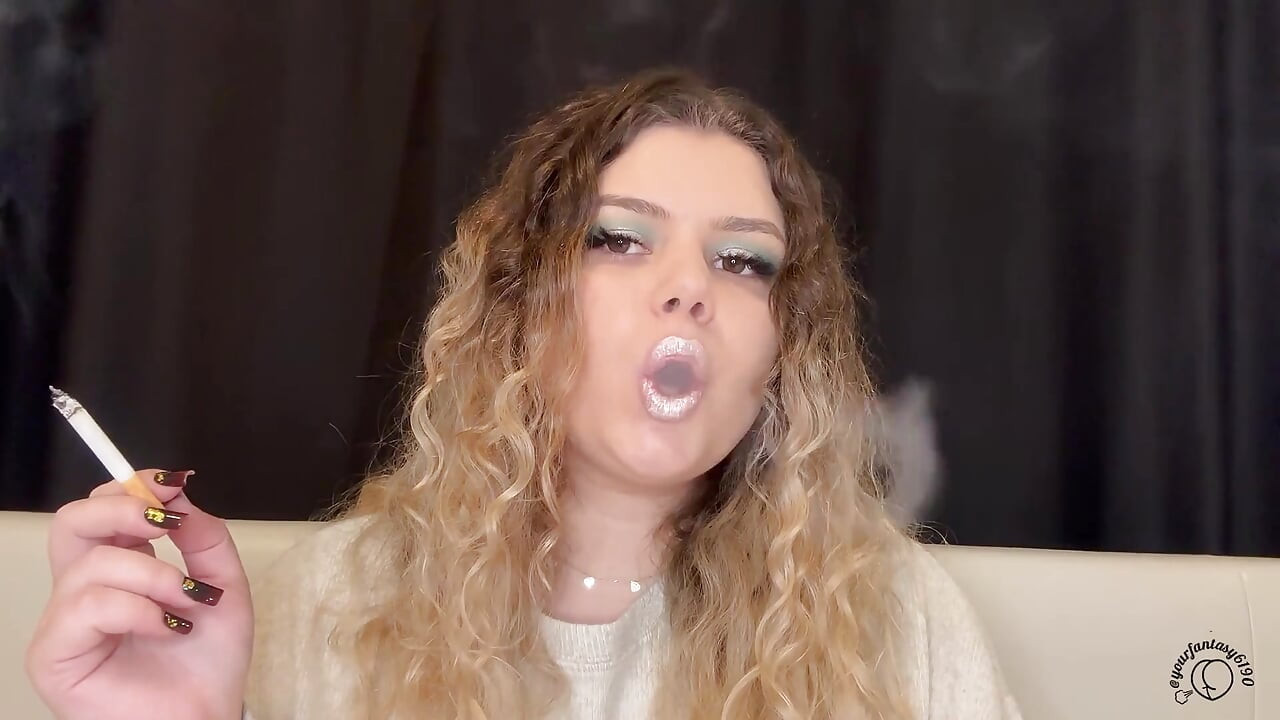 Lábios rosa fumando com cabelo encaracolado