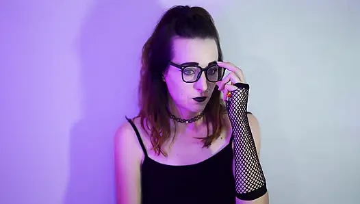 Gotik kız file çorap içinde sigara içiyor