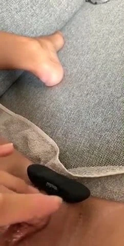 Big Buttplug in gf pussy