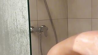 Ты хочешь заглядывать на порноактрису, принимающая душ?